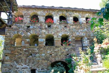 Casa con archi (foto di Alessandro Vecchi CC-BY-SA 2016)