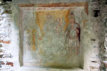 Affreschi oratorio-porta (foto di Alessandro Vecchi CC-BY-SA 2016)